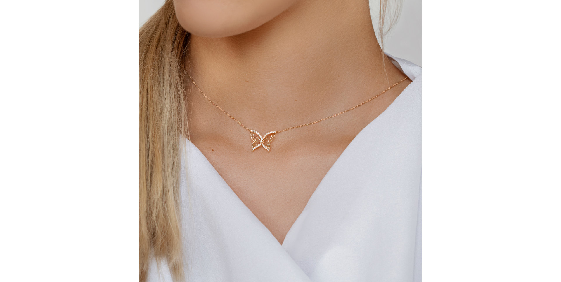 Náhrdelník s čiernymi a bielymi diamantmi Butterfly