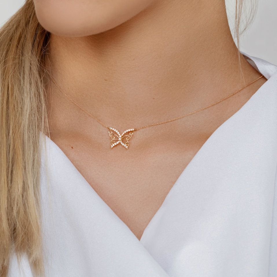 Náhrdelník s čiernymi a bielymi diamantmi Butterfly