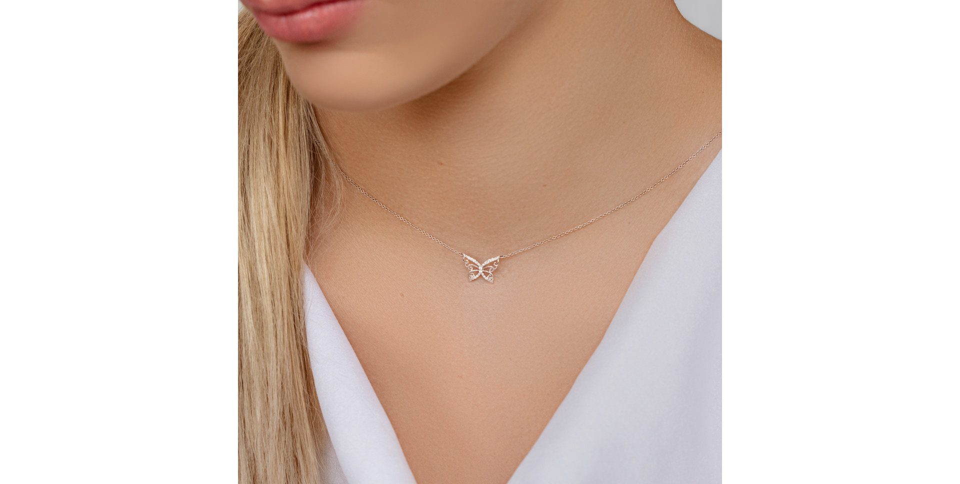 Náhrdelník s čiernymi a bielymi diamantmi Shiny Butterfly