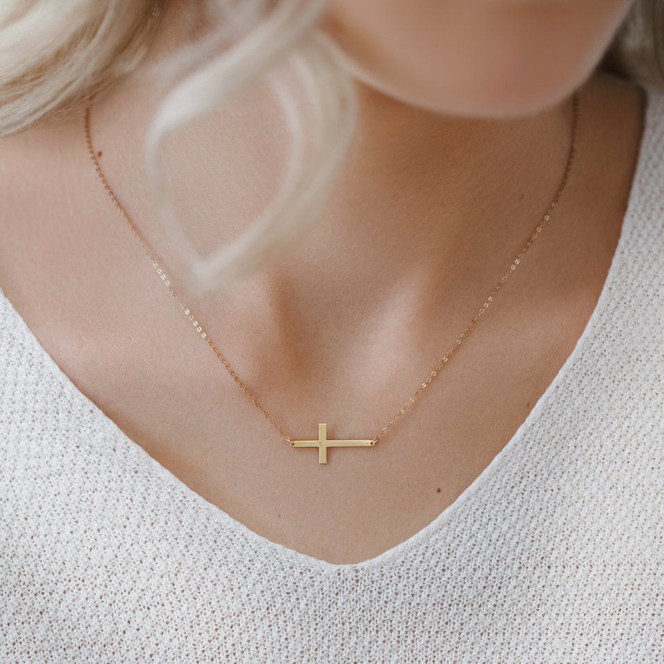 Náhrdelník s diamantom Cross