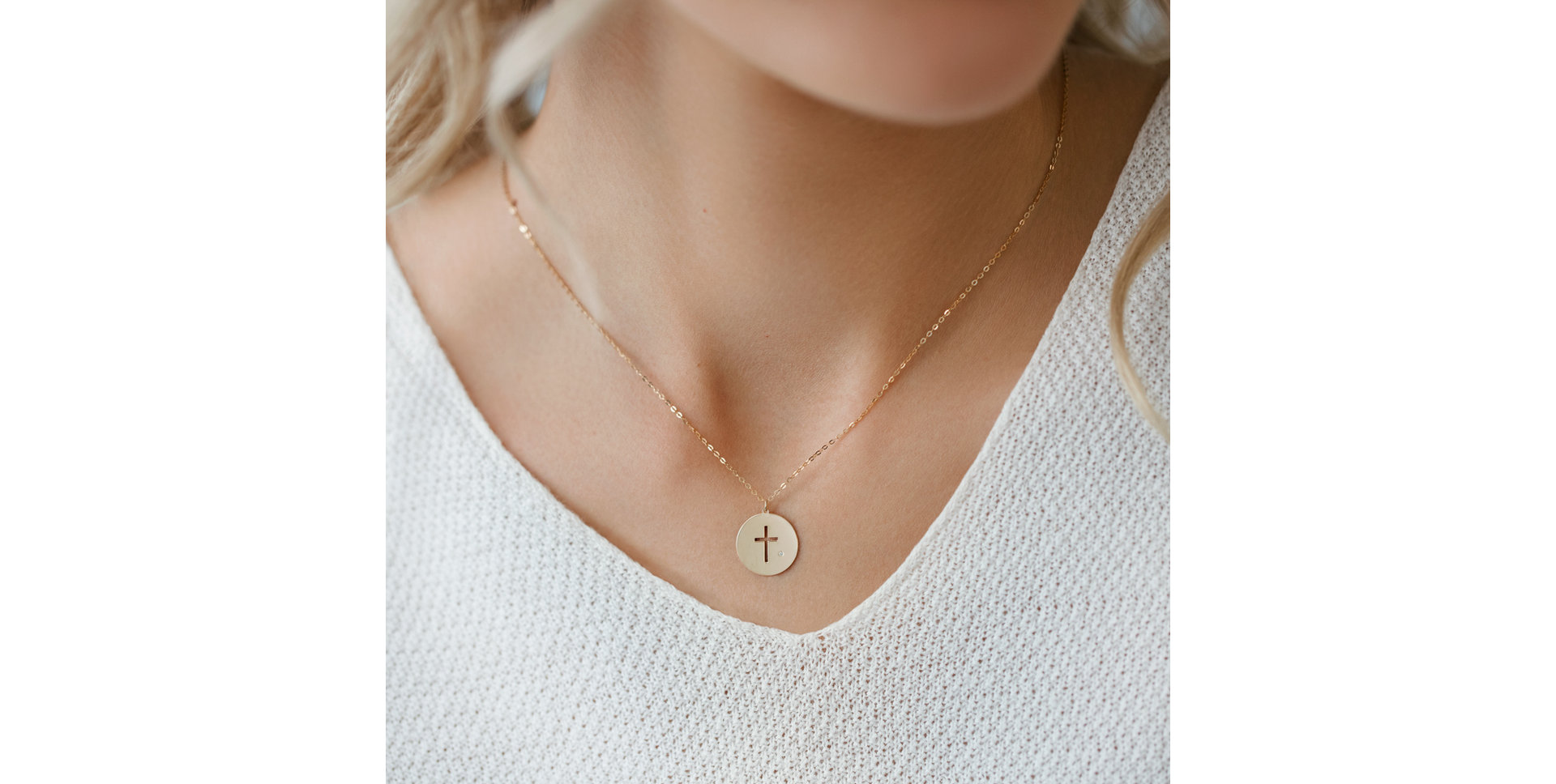 Náhrdelník s diamantom Cross