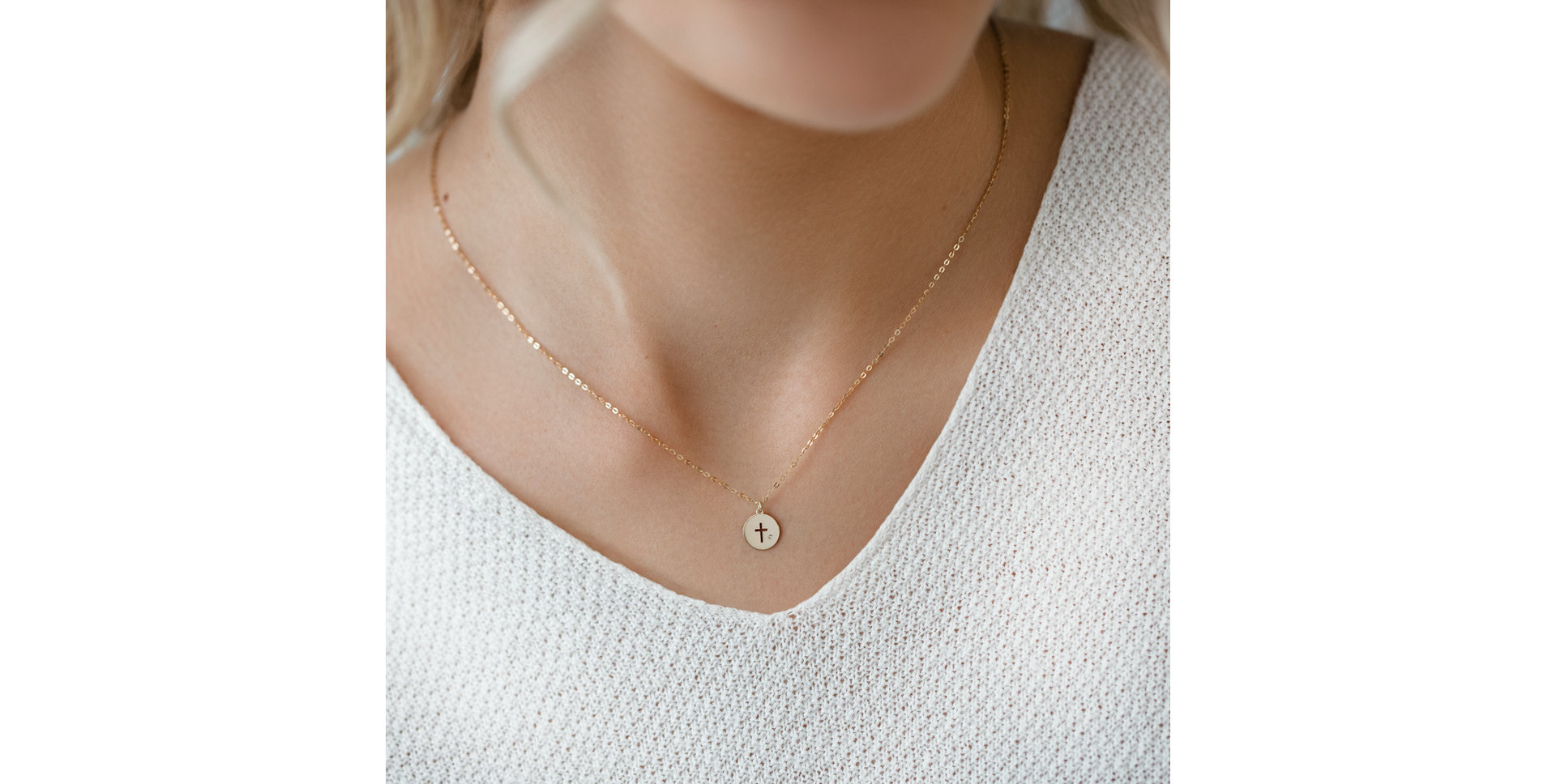 Náhrdelník s diamantom Tiny Cross