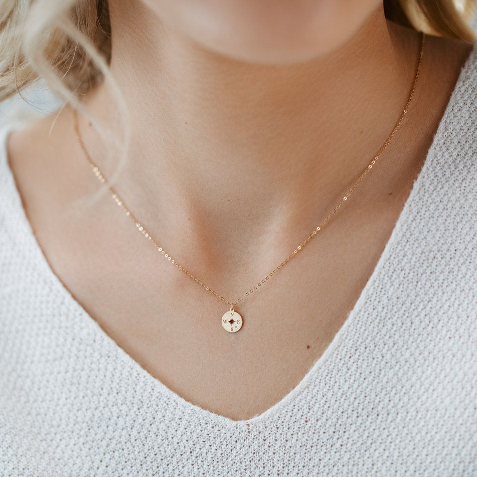 Náhrdelník s diamantom Compass