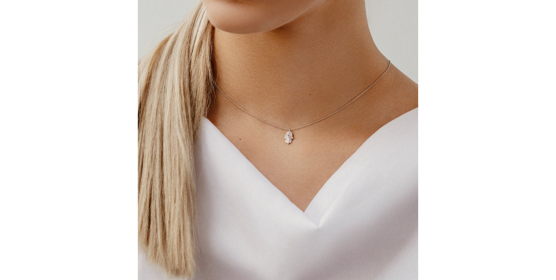 Náhrdelník s diamantmi a zafírom Hamsa