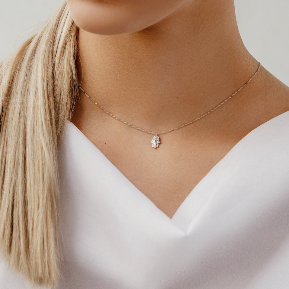 Náhrdelník s diamantmi a rubínom Hamsa