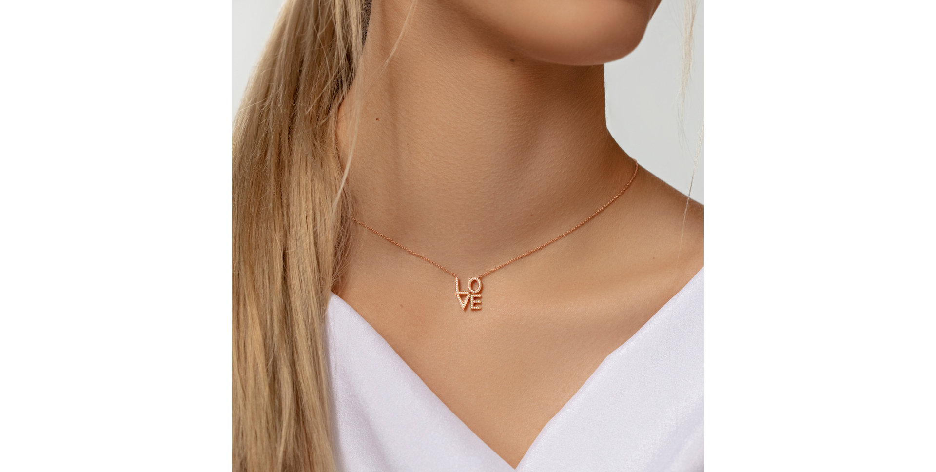 Náhrdelník s diamantmi Love