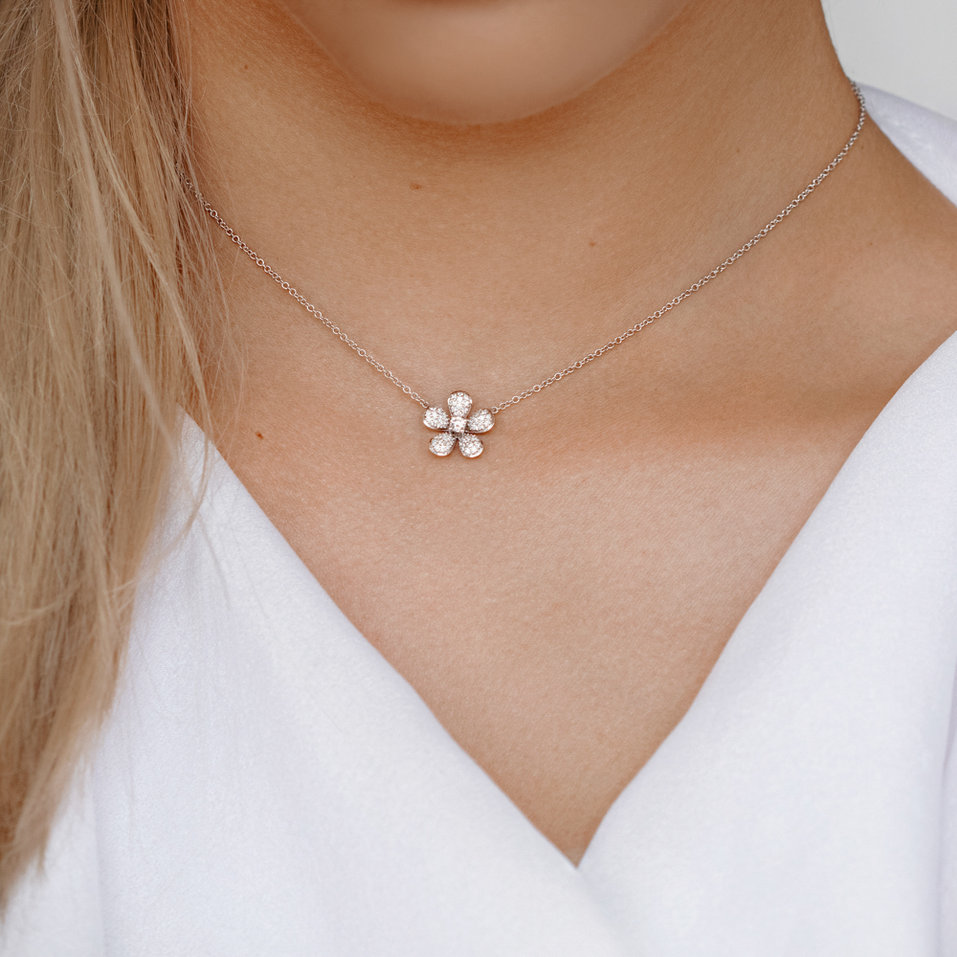 Náhrdelník s čiernymi a bielymi diamantmi Flower