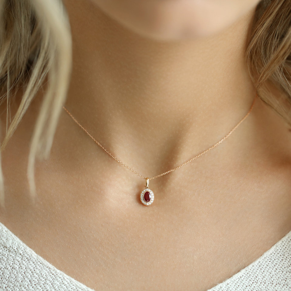 Prívesok s rubínom a diamantmi Lovely Amulet