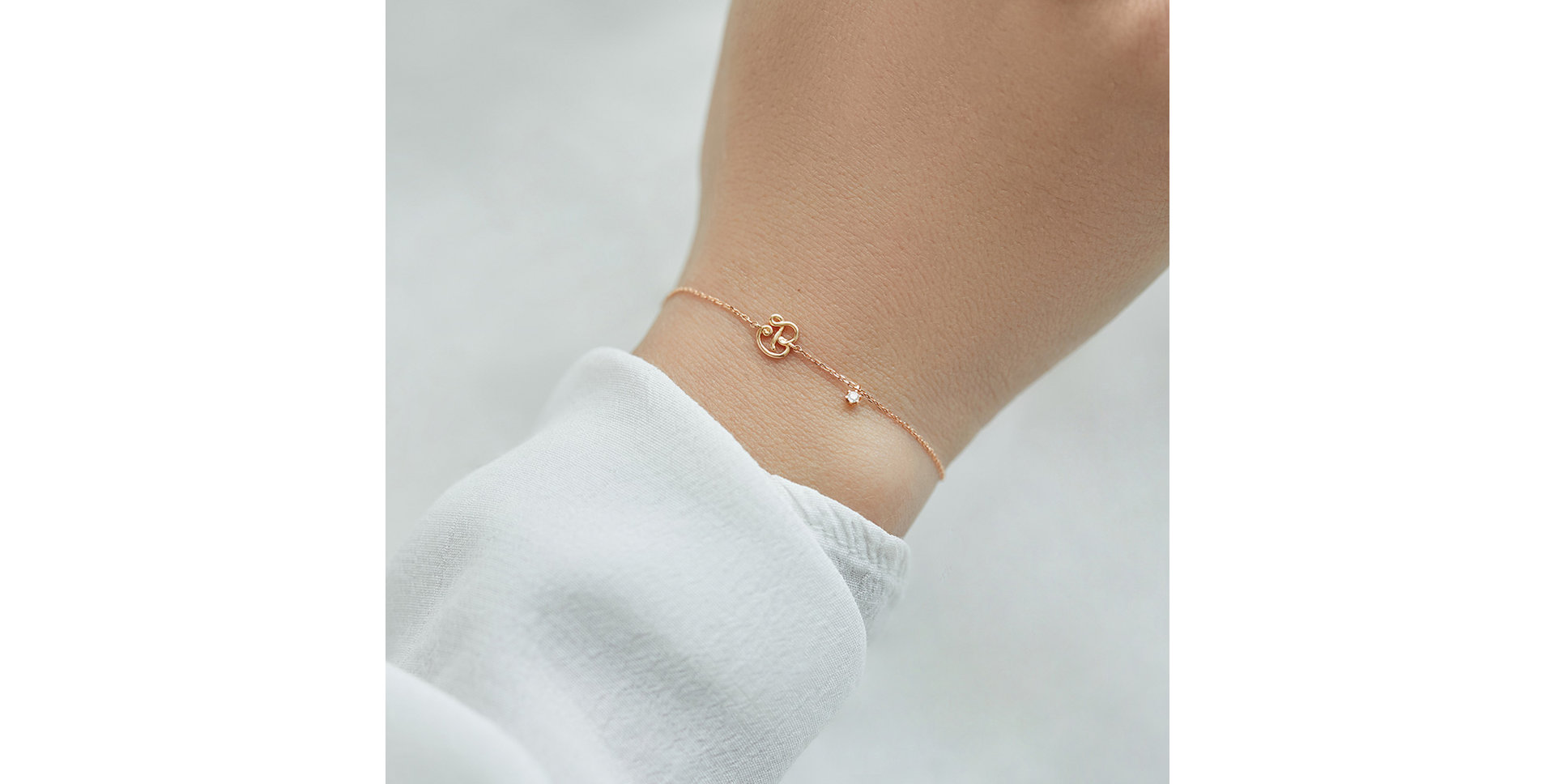 Náramok s diamantom Curly Letter B