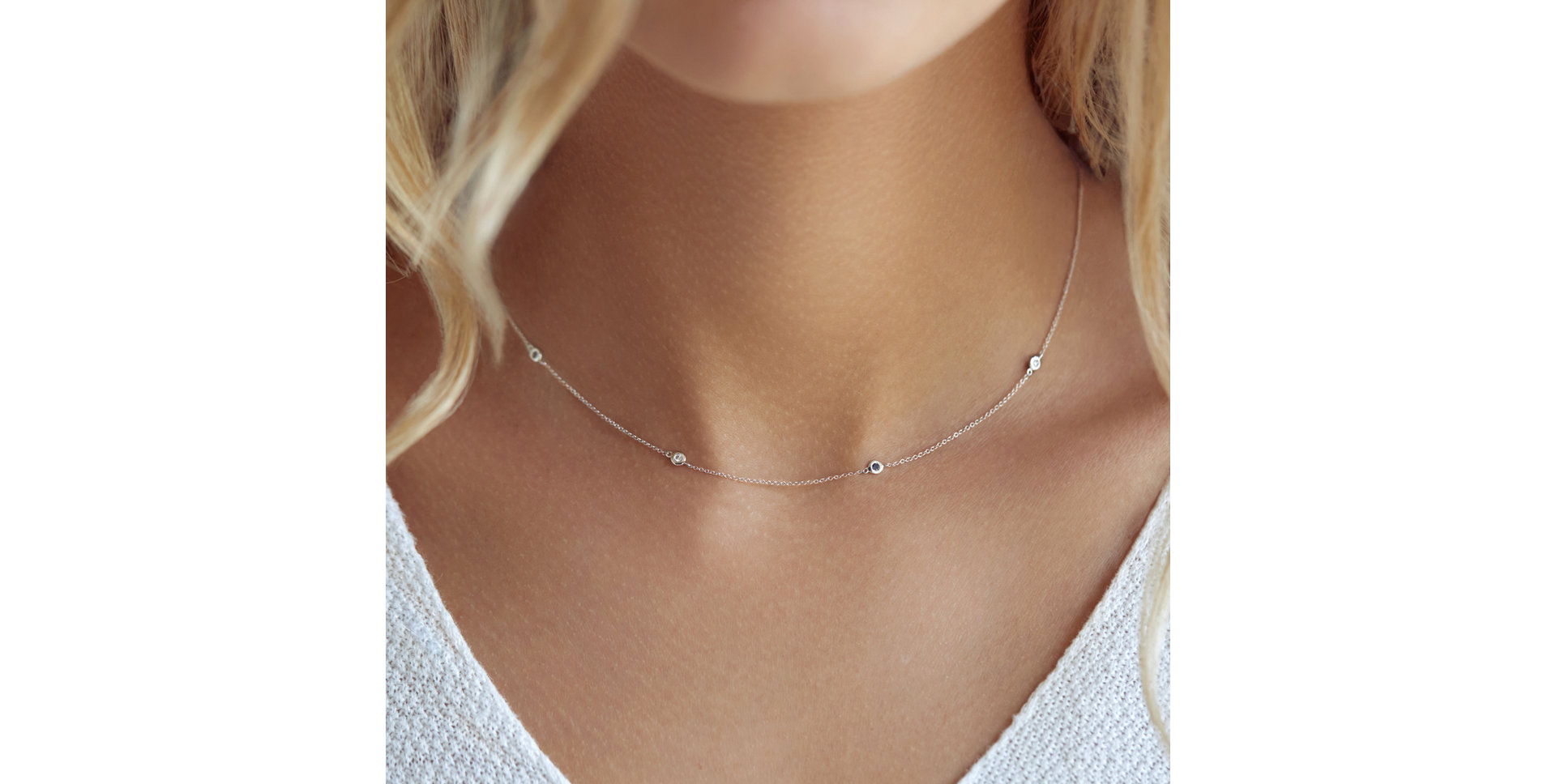 Náhrdelník s čiernymi a bielymi diamantmi Dots