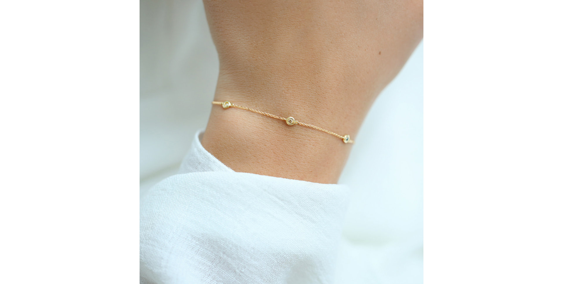 Náramok s bielymi, hnedými a čiernymi diamantmi Dots