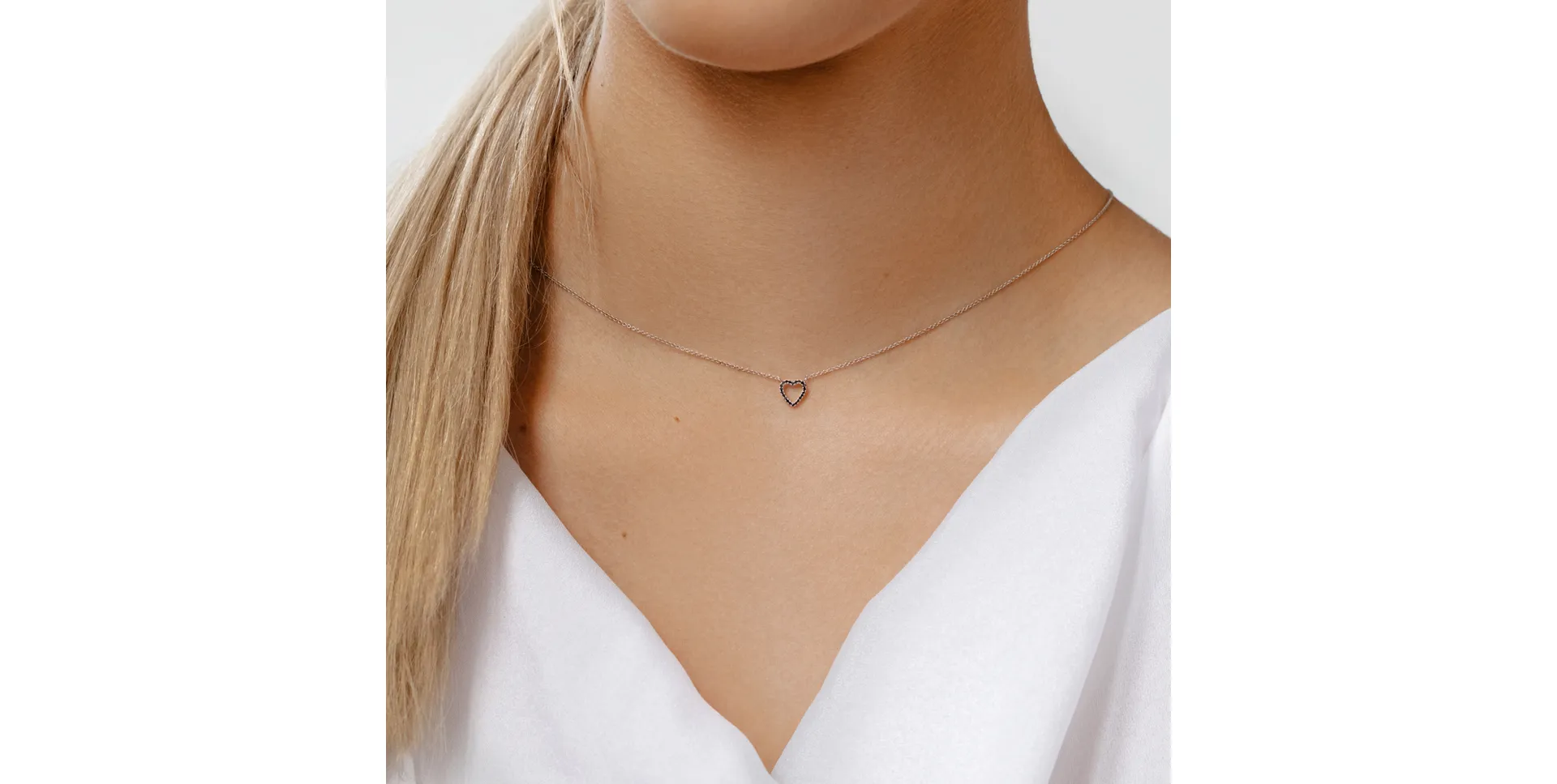 Náhrdelník s čiernymi a bielymi diamantmi Tender Heart