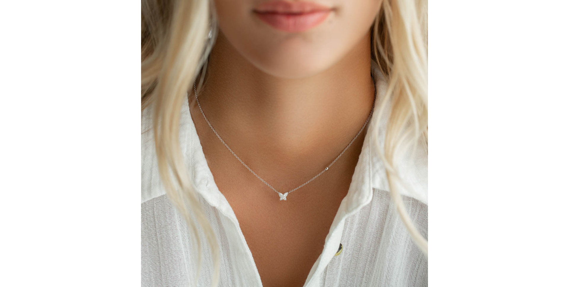 Náhrdelník s čiernymi a bielymi diamantmi Magic Butterfly