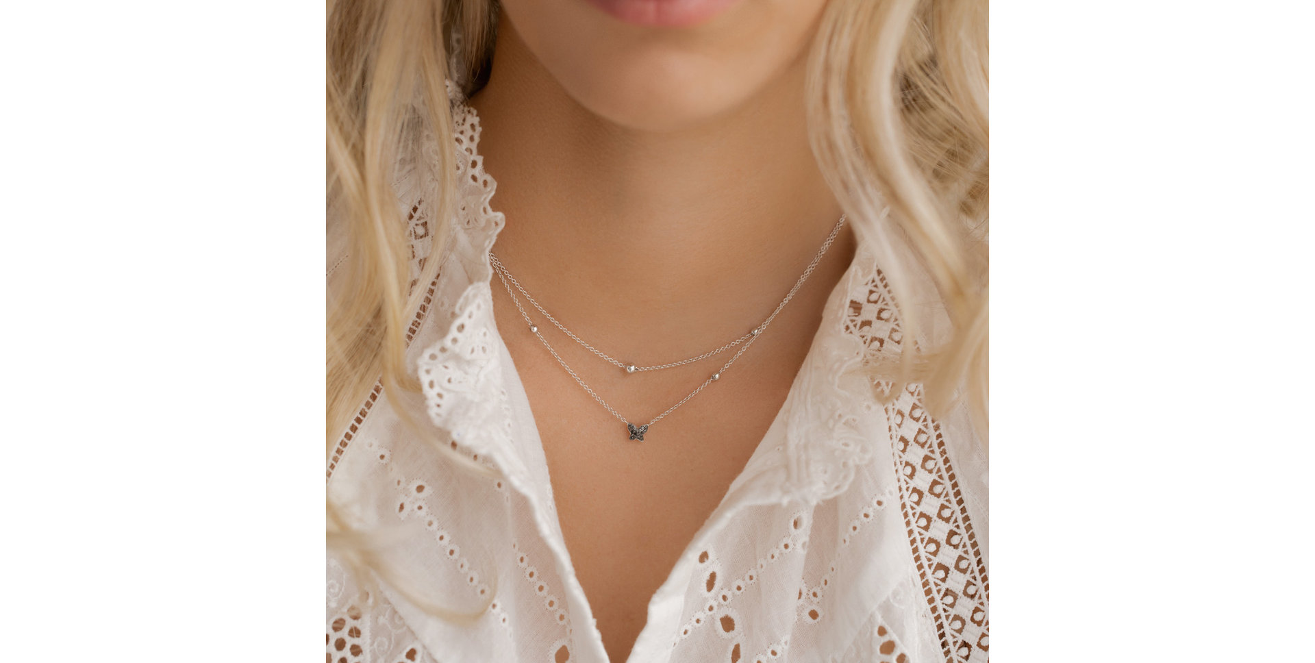 Náhrdelník s čiernymi a bielymi diamantmi Magic Butterfly