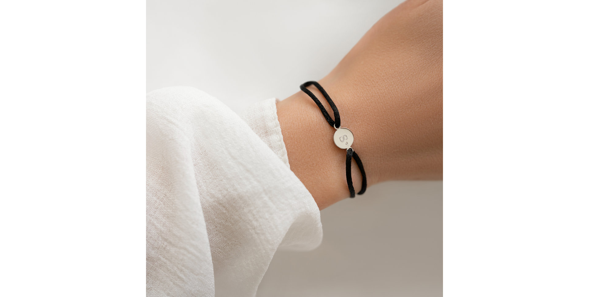 Náramok s diamantom Circle Letter U