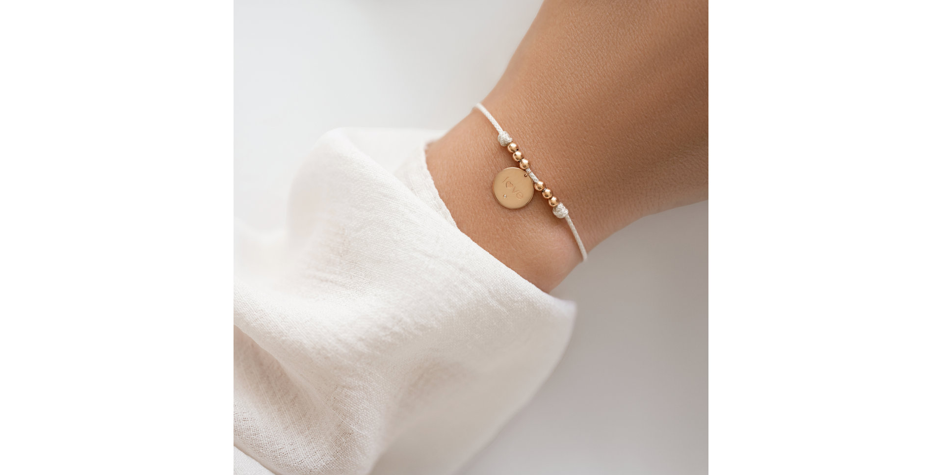 Náramok s diamantom a šňůrkou Love