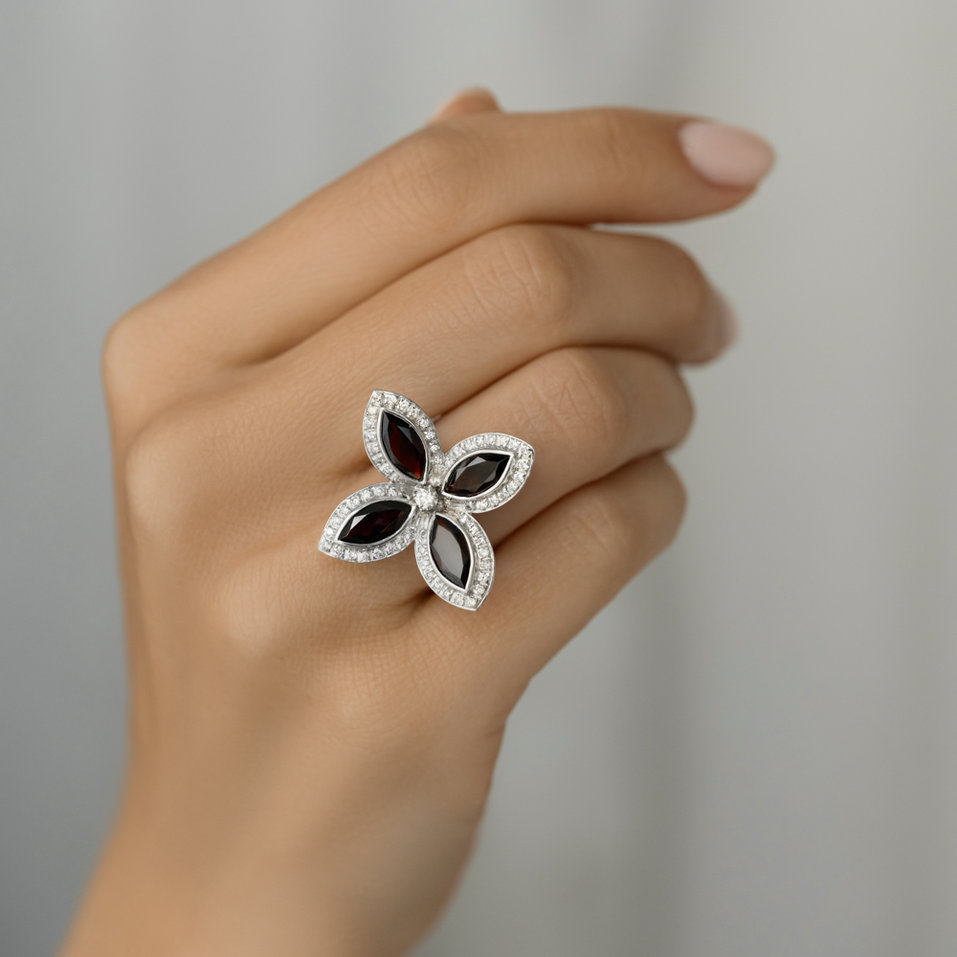 Prsteň s diamantmi a granátmi Blooming Beauty