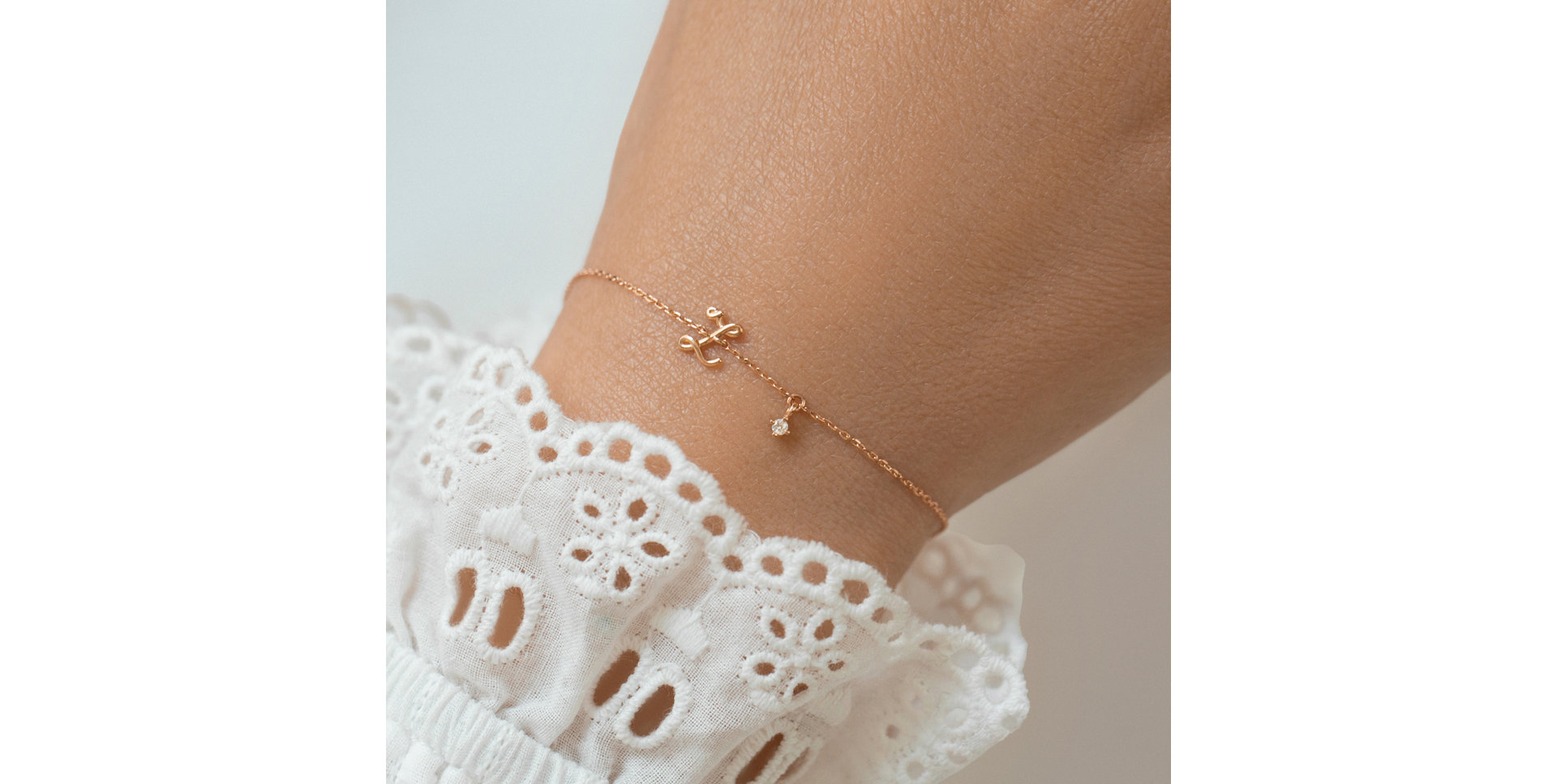 Náramok s diamantom Curly Letters O